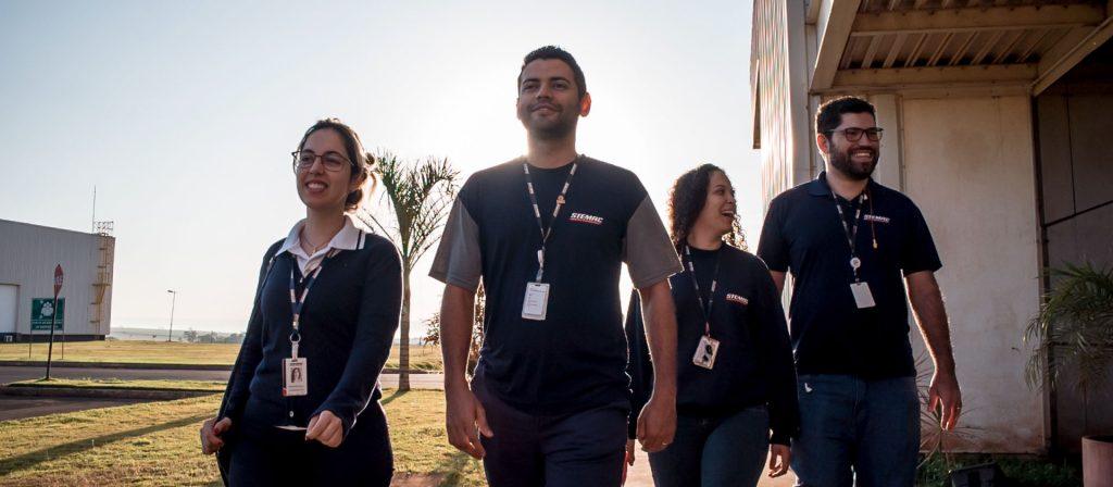 Quatro colaboradores da empresa gaúcha Stemac chegando a planta da empresa em Itumbiara, Goiás: cena do filme corporativo da empresa.